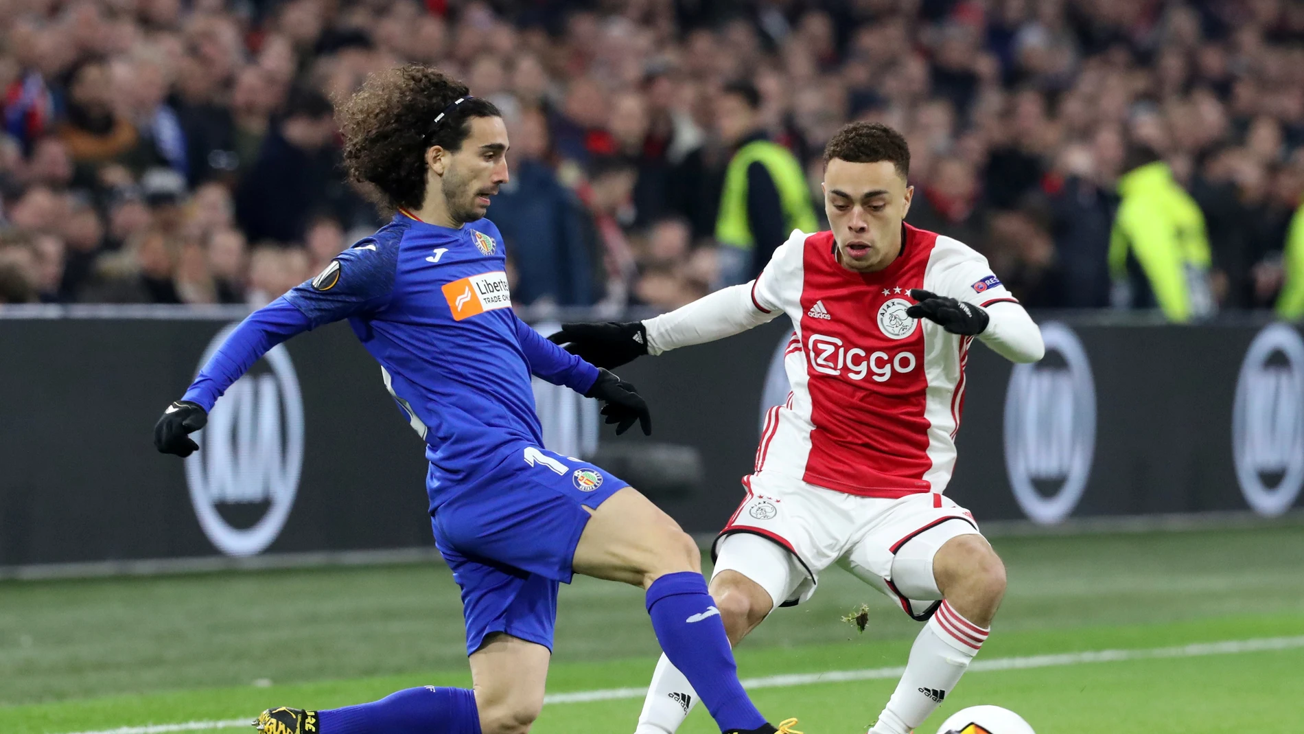 Cucurella, en acción ante Sergino Dest Cucurella, en acción ante Sergino Dest