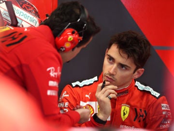 Charles Leclerc en el box de Ferrari 