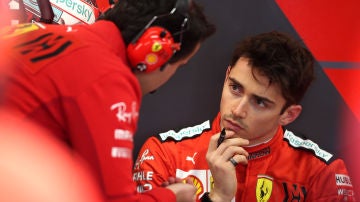 Charles Leclerc en el box de Ferrari 