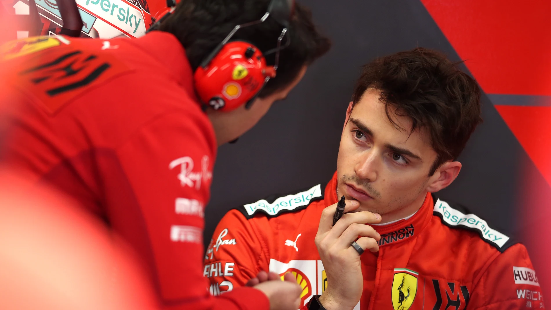 Charles Leclerc en el box de Ferrari Charles Leclerc en el box de Ferrari