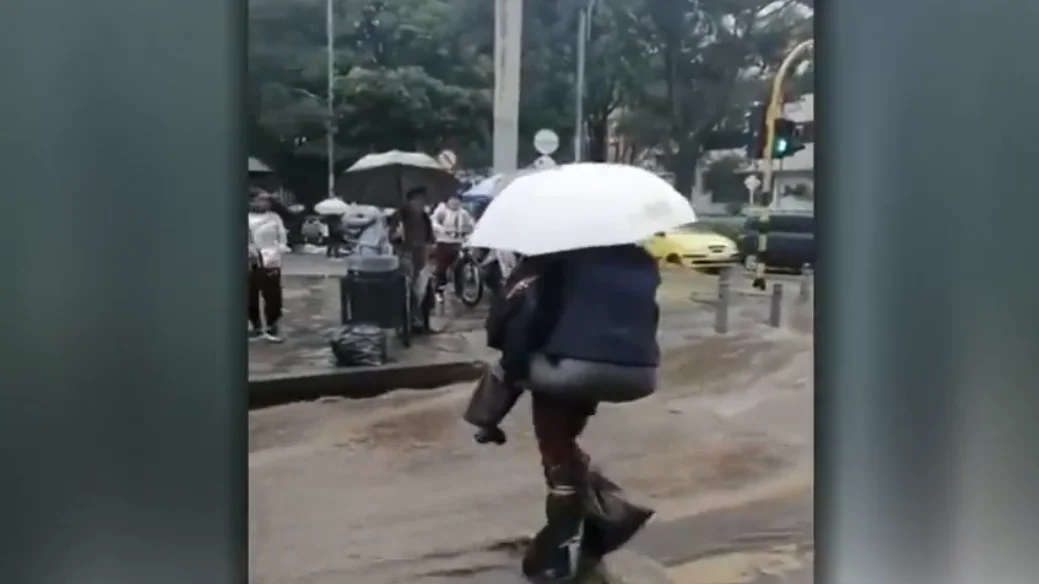 Una senadora se sube a la espalda de un hombre para cruzar la calle en Bogotá Una senadora se sube a la espalda de un hombre para cruzar la calle en Bogotá