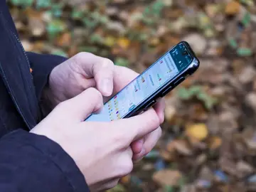 Un hombre hablando por Whatsapp Un hombre hablando por Whatsapp