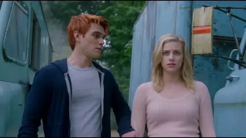 KJ Apa y Lili Reinhart en 'Riverdale' KJ Apa y Lili Reinhart en 'Riverdale'