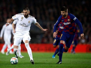 Karim Benzema y Gerard Piqué, en el Clásico de la primera vuelta en el Camp Nou