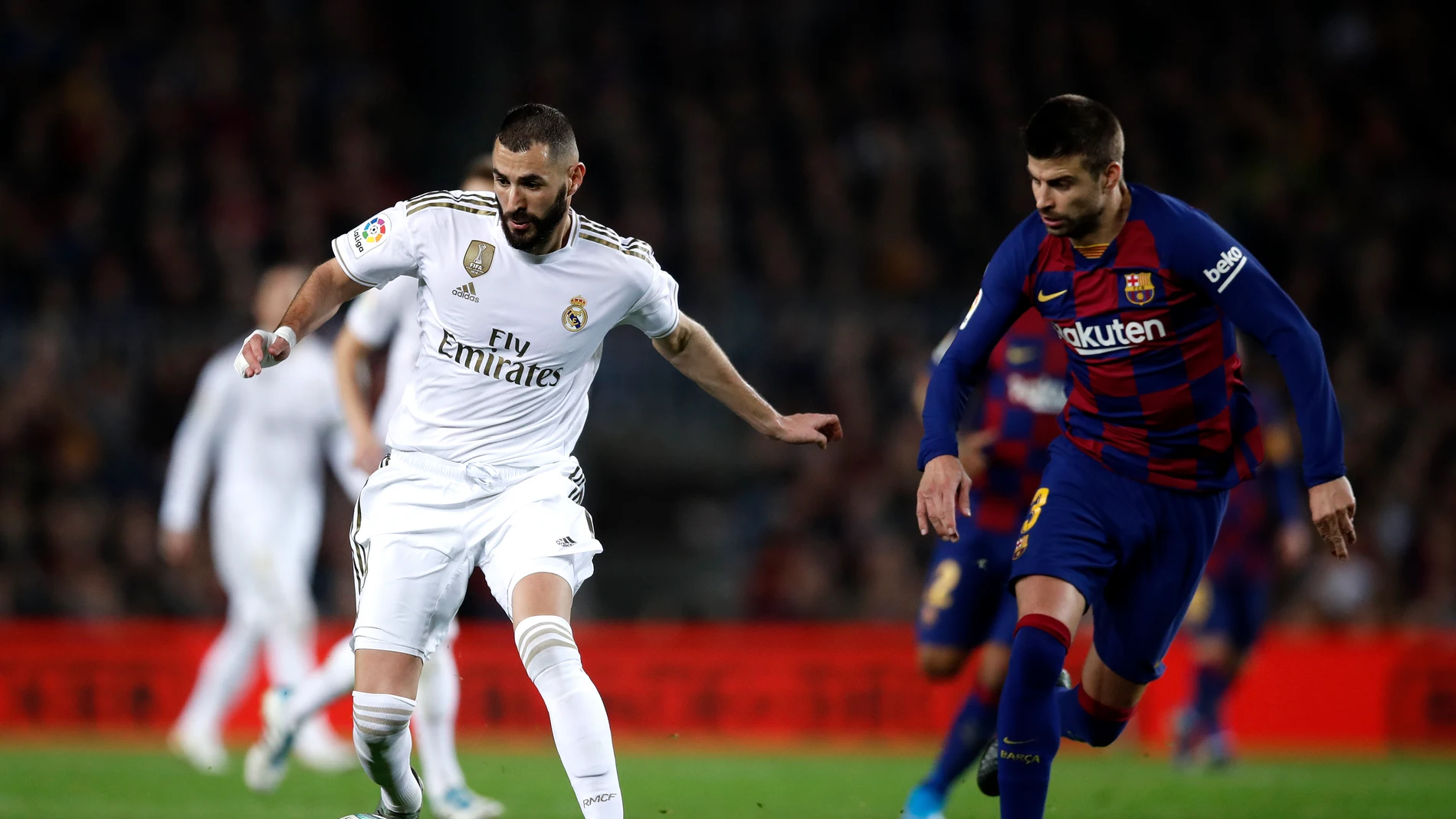 Karim Benzema y Gerard Piqué, en el Clásico de la primera vuelta en el Camp Nou Karim Benzema y Gerard Piqué, en el Clásico de la primera vuelta en el Camp Nou