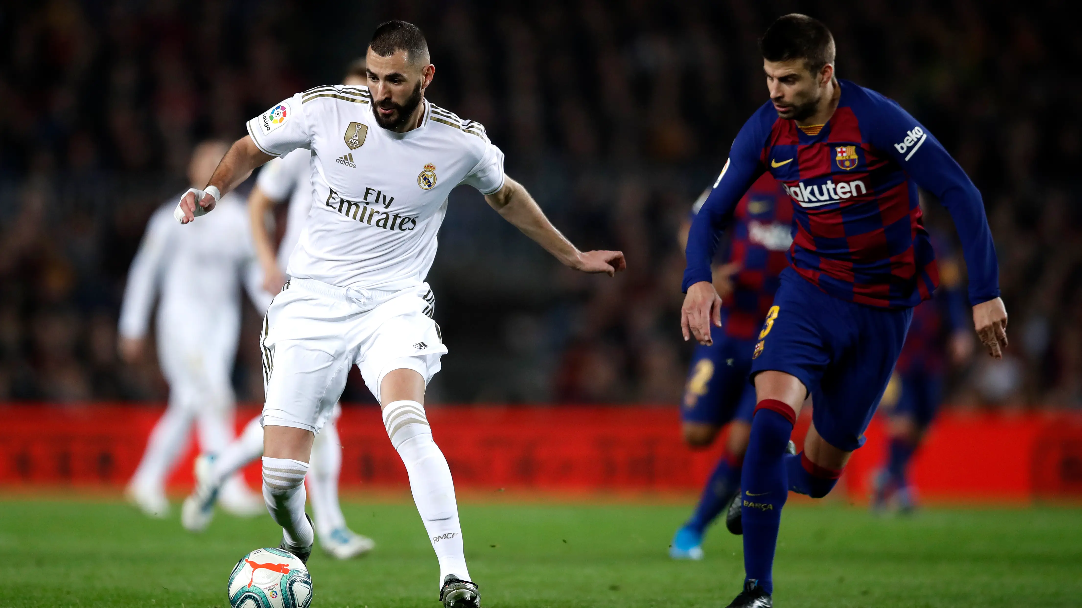 Karim Benzema y Gerard Piqué, en el Clásico de la primera vuelta en el Camp Nou Karim Benzema y Gerard Piqué, en el Clásico de la primera vuelta en el Camp Nou