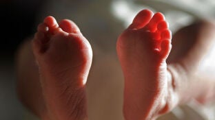 Los pies de un beb&eacute;