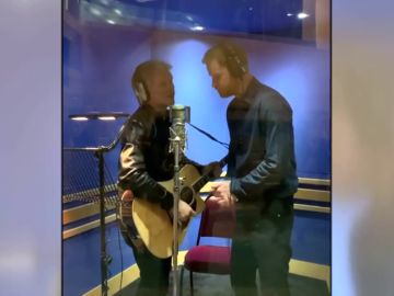 El principe Harry y Bon Jovi cantan juntos por una buena causa