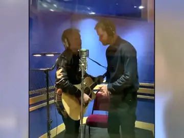 El principe Harry y Bon Jovi cantan juntos por una buena causa El principe Harry y Bon Jovi cantan juntos por una buena causa