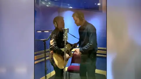 El principe Harry y Bon Jovi cantan juntos por una buena causa El principe Harry y Bon Jovi cantan juntos por una buena causa