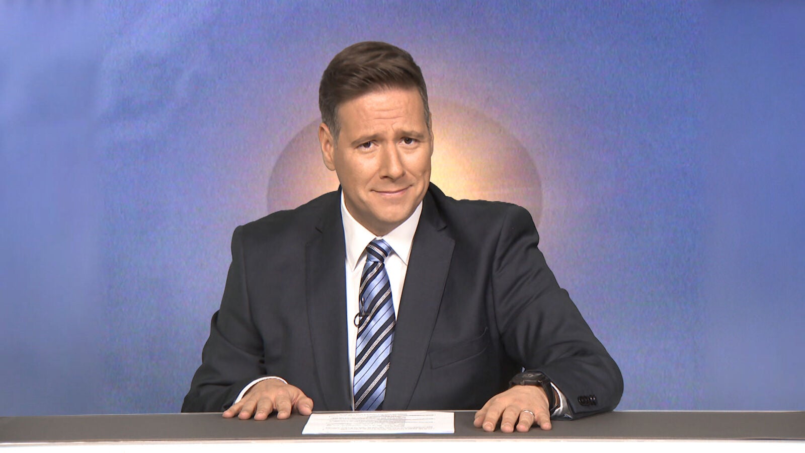 El original homenaje de Carlos Latre a los informativos de Antena 3 