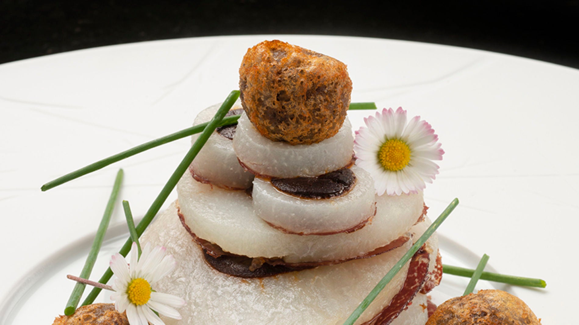 Colinabo relleno de morcilla con salsa de mostaza y bolsa crujientes