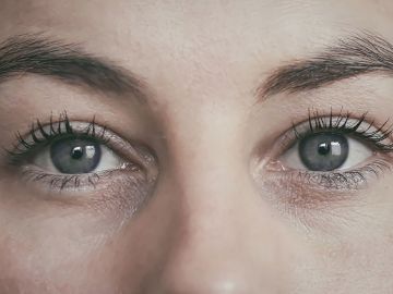 Una joven se queda ciega tras tatuarse los ojos