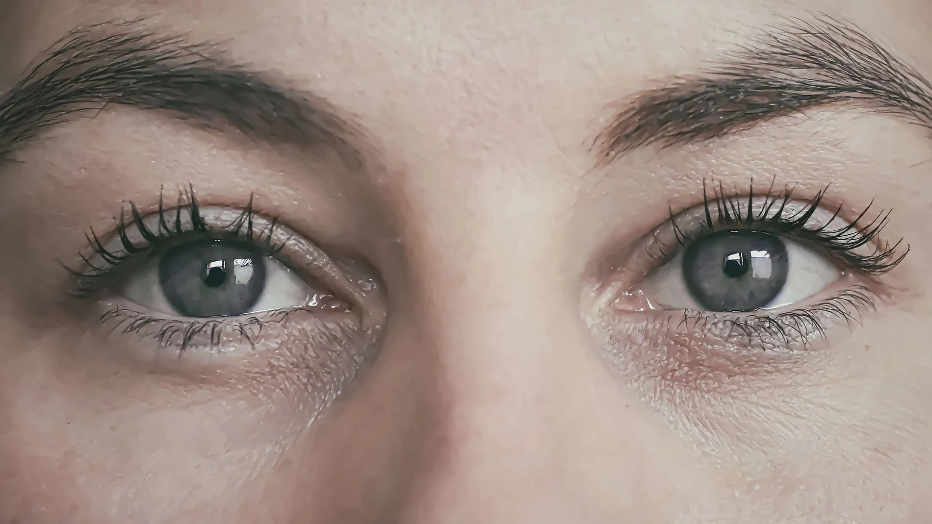 Una joven se queda ciega tras tatuarse los ojos Una joven se queda ciega tras tatuarse los ojos