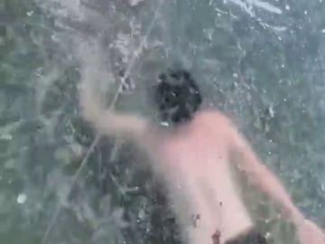 Los 40 segundos de agonía bajo el hielo del influencer Jason Clark tras congelársele los ojos