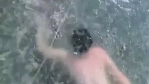 Los 40 segundos de agonía bajo el hielo del influencer Jason Clark tras congelársele los ojos Los 40 segundos de agonía bajo el hielo del influencer Jason Clark tras congelársele los ojos