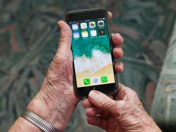 La desternillante historia de una abuela con los audios de whatsapp en el grupo familiar