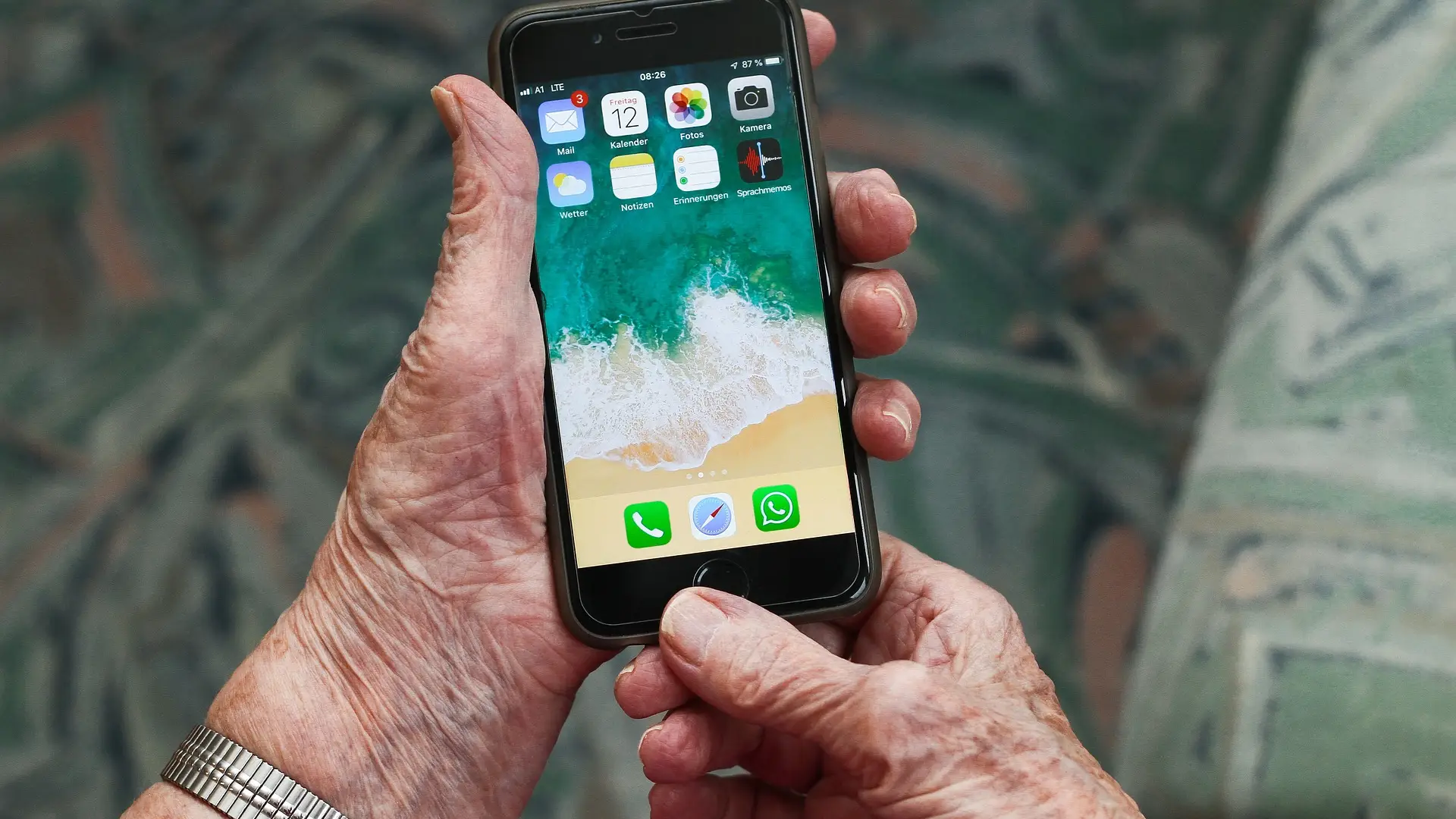 La desternillante historia de una abuela con los audios de whatsapp en el grupo familiar