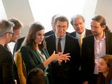 La reina Letizia acompañada de Alberto Núñez Feijóo y Pablo Iglesias La reina Letizia acompañada de Alberto Núñez Feijóo y Pablo Iglesias