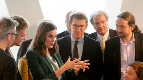 La reina Letizia acompañada de Alberto Núñez Feijóo y Pablo Iglesias La reina Letizia acompañada de Alberto Núñez Feijóo y Pablo Iglesias