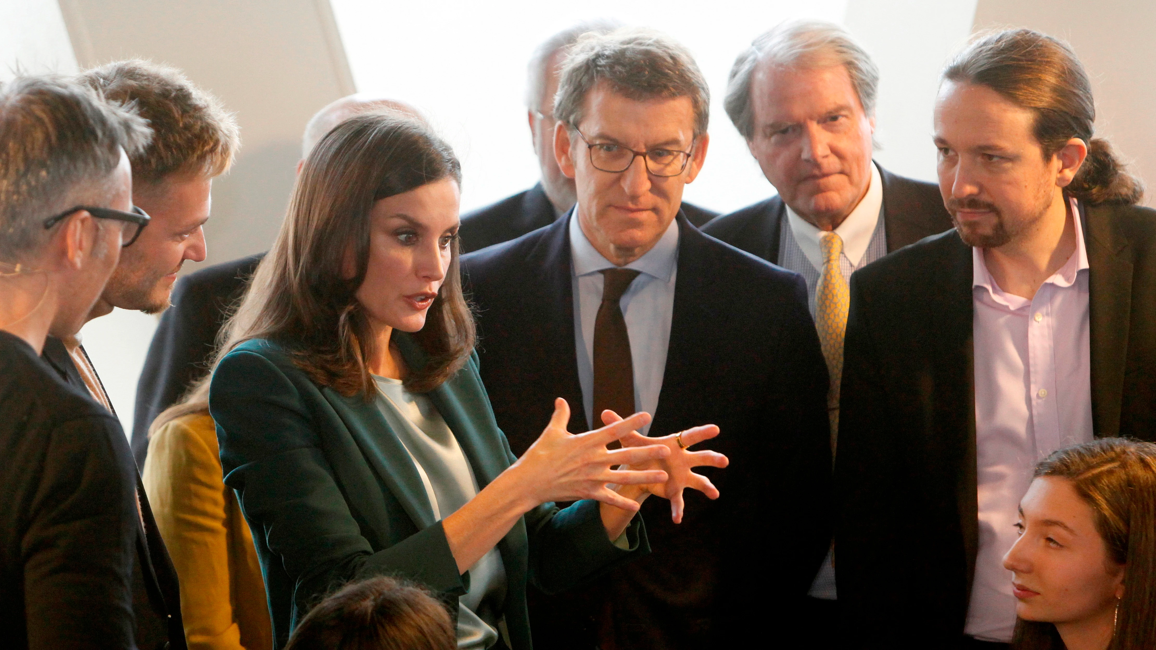 La reina Letizia acompañada de Alberto Núñez Feijóo y Pablo Iglesias La reina Letizia acompañada de Alberto Núñez Feijóo y Pablo Iglesias