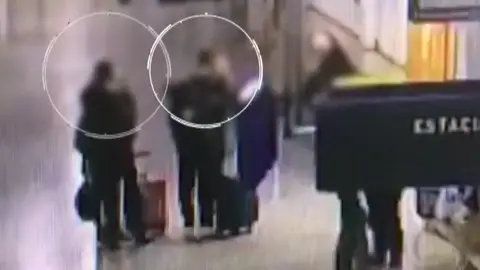 Salen a luz las imágenes de las hermanas de EEUU y los tres jóvenes afganos a los que acusaron de haberlas violado Salen a luz las imágenes de las hermanas de EEUU y los tres jóvenes afganos a los que acusaron de haberlas violado