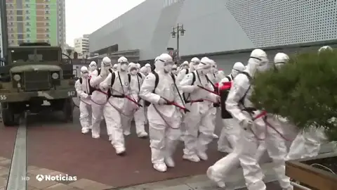 Las imágenes más curiosas que deja la lucha contra el coronavirus: atrapados entre concertinas y fumigados Las imágenes más curiosas que deja la lucha contra el coronavirus: atrapados entre concertinas y fumigados