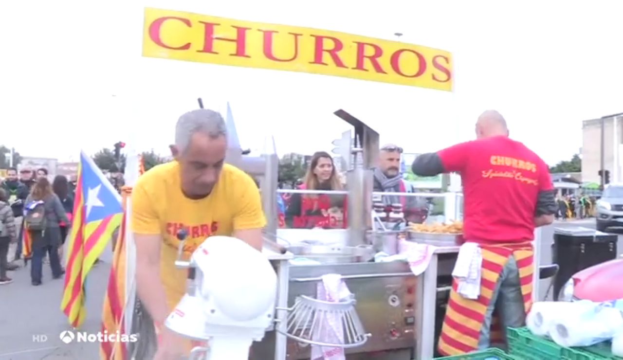 Los churros españoles se convierten en el producto estrella en el acto de Carles Puigdemont en Perpiñán