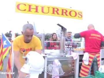 Los churros españoles se convierten en el producto estrella en el acto de Carles Puigdemont en Perpiñán
