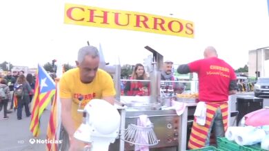 Los churros españoles se convierten en el producto estrella en el acto de Carles Puigdemont en Perpiñán