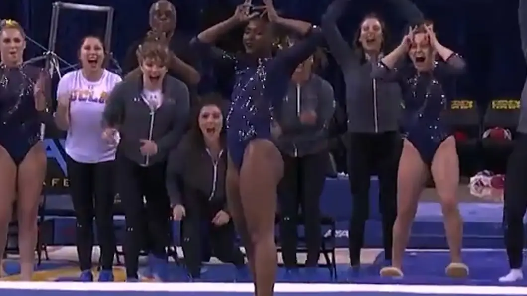 Nia Dennis, en su ejercicio de suelo Nia Dennis, en su ejercicio de suelo