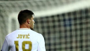Luka Jovic, de espaldas