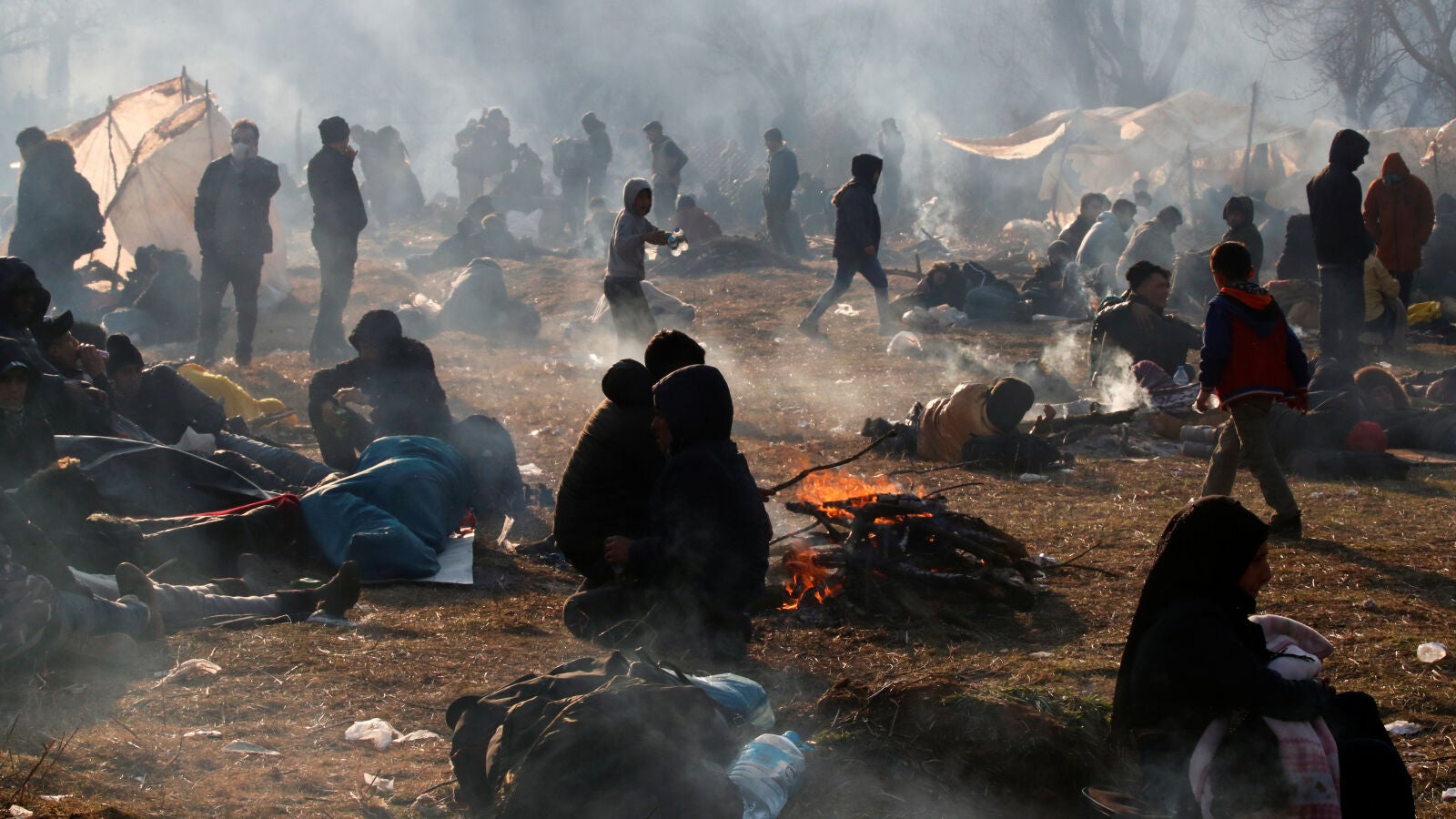 Miles de refugiados sirios intentan cruzar la frontera griega tras la apertura de fronteras de Turquía