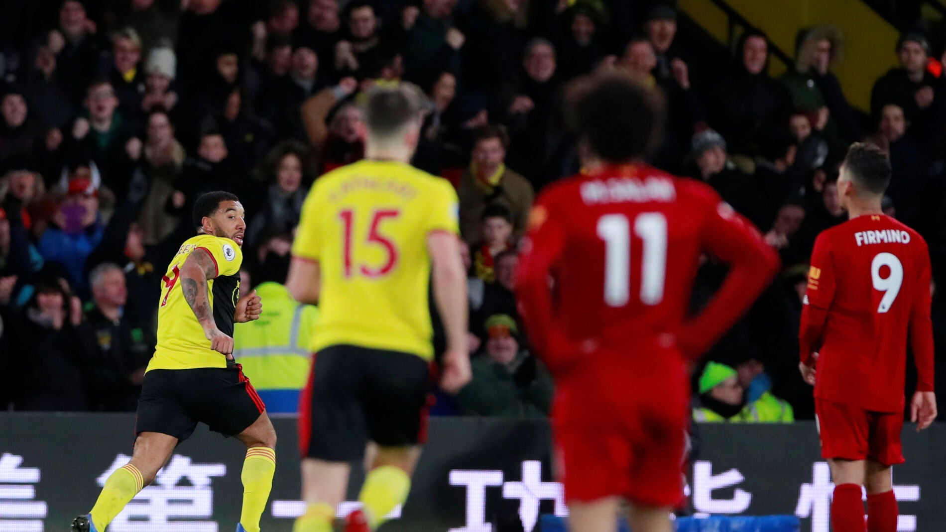 Troy Deeney celebra un gol ante Salah y Firmino