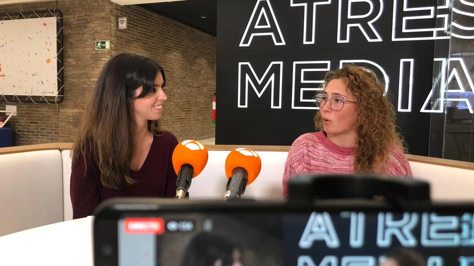 Sara Tui junto a Carlota Velasco