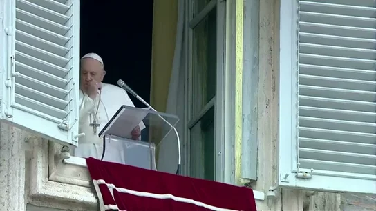 La imagen del papa que ha hecho saltar las alarmas: tose durante el rezo del Angelus en plena crisis por el coronavirus en Italia La imagen del papa que ha hecho saltar las alarmas: tose durante el rezo del Angelus en plena crisis por el coronavirus en Italia