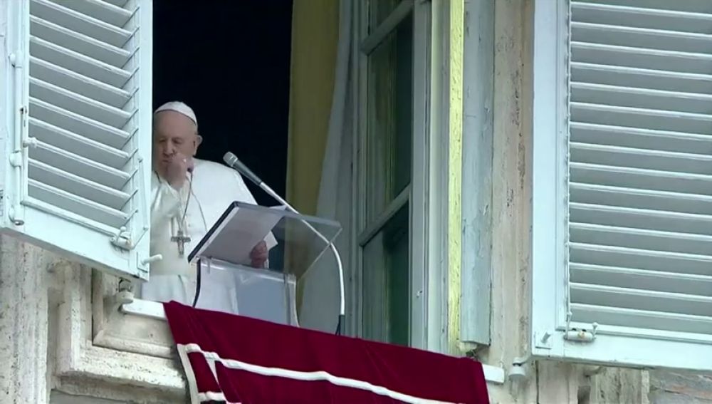 La imagen del papa que ha hecho saltar las alarmas: tose durante el rezo del Angelus en plena crisis por el coronavirus en Italia