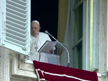 La imagen del papa que ha hecho saltar las alarmas: tose durante el rezo del Angelus en plena crisis por el coronavirus en Italia