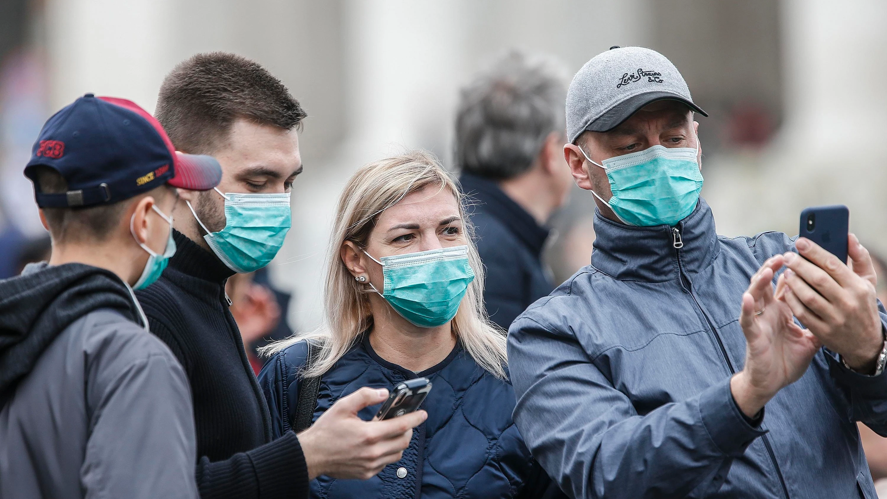 Imagen de archivo de ciudadanos con mascarilla por el coronavirus