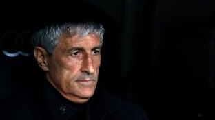 Quique Seti&eacute;n en el banquillo durante el Cl&aacute;sico