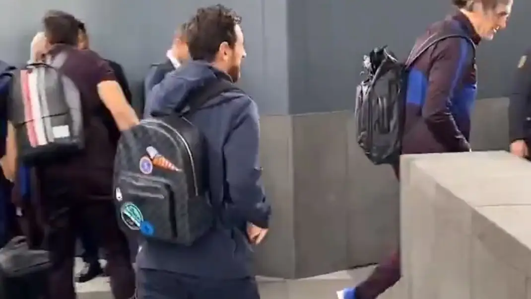 Leo Messi, al bajarse del autob&uacute;s en Madrid