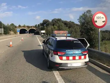 Un coche de los Mossos d'Esquadra, parado tras un accidente de tráfico Un coche de los Mossos d'Esquadra, parado tras un accidente de tráfico