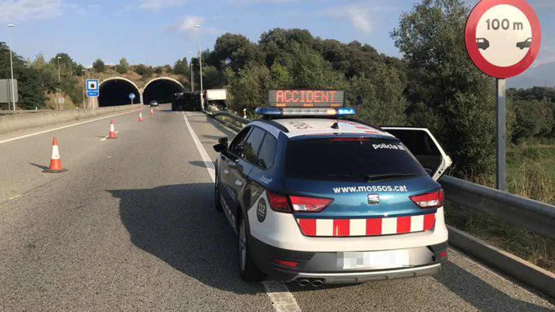 Un coche de los Mossos d'Esquadra, parado tras un accidente de tráfico Un coche de los Mossos d'Esquadra, parado tras un accidente de tráfico