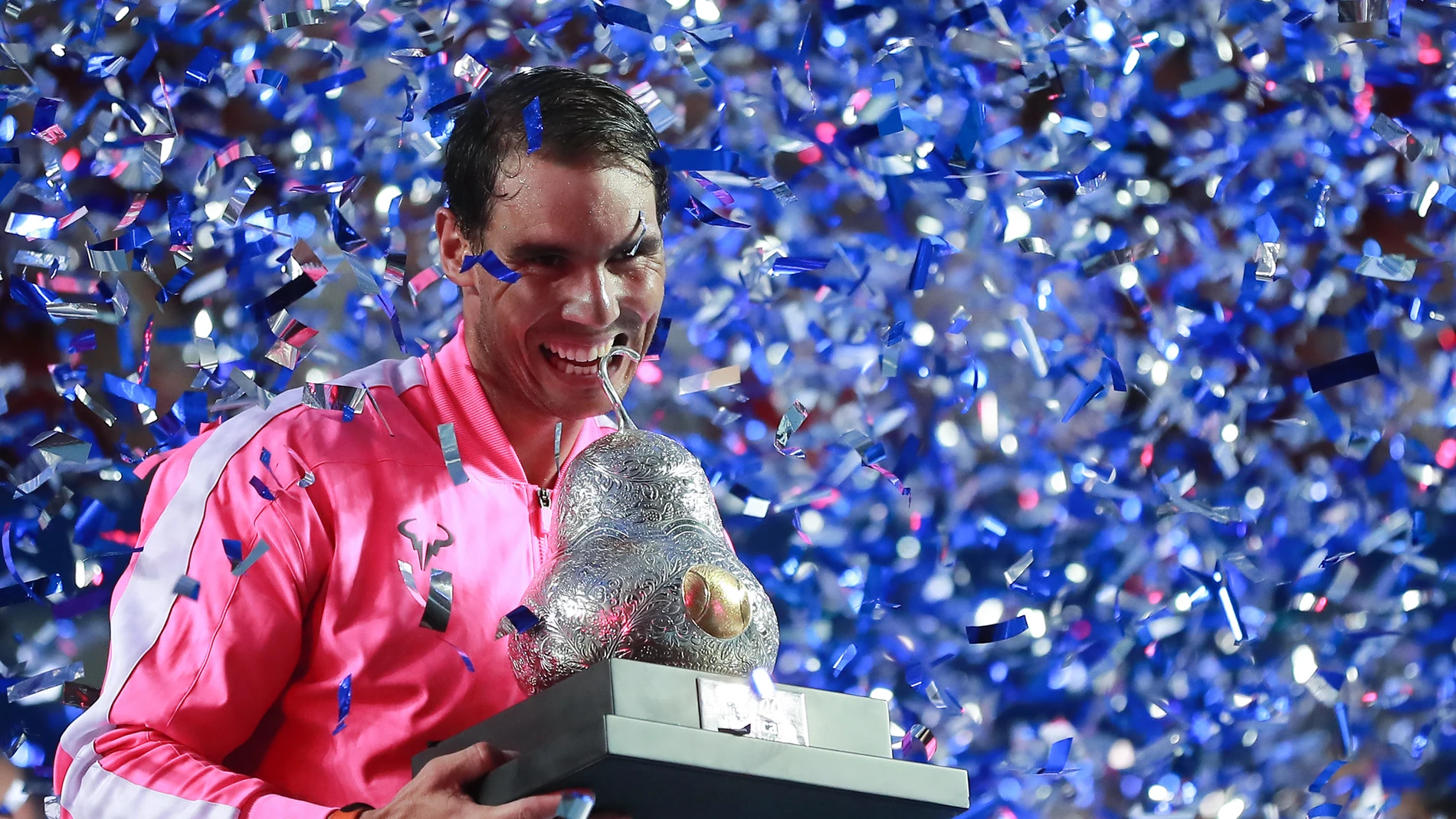 Rafa Nadal muerde el trofeo de Acapulco Rafa Nadal muerde el trofeo de Acapulco