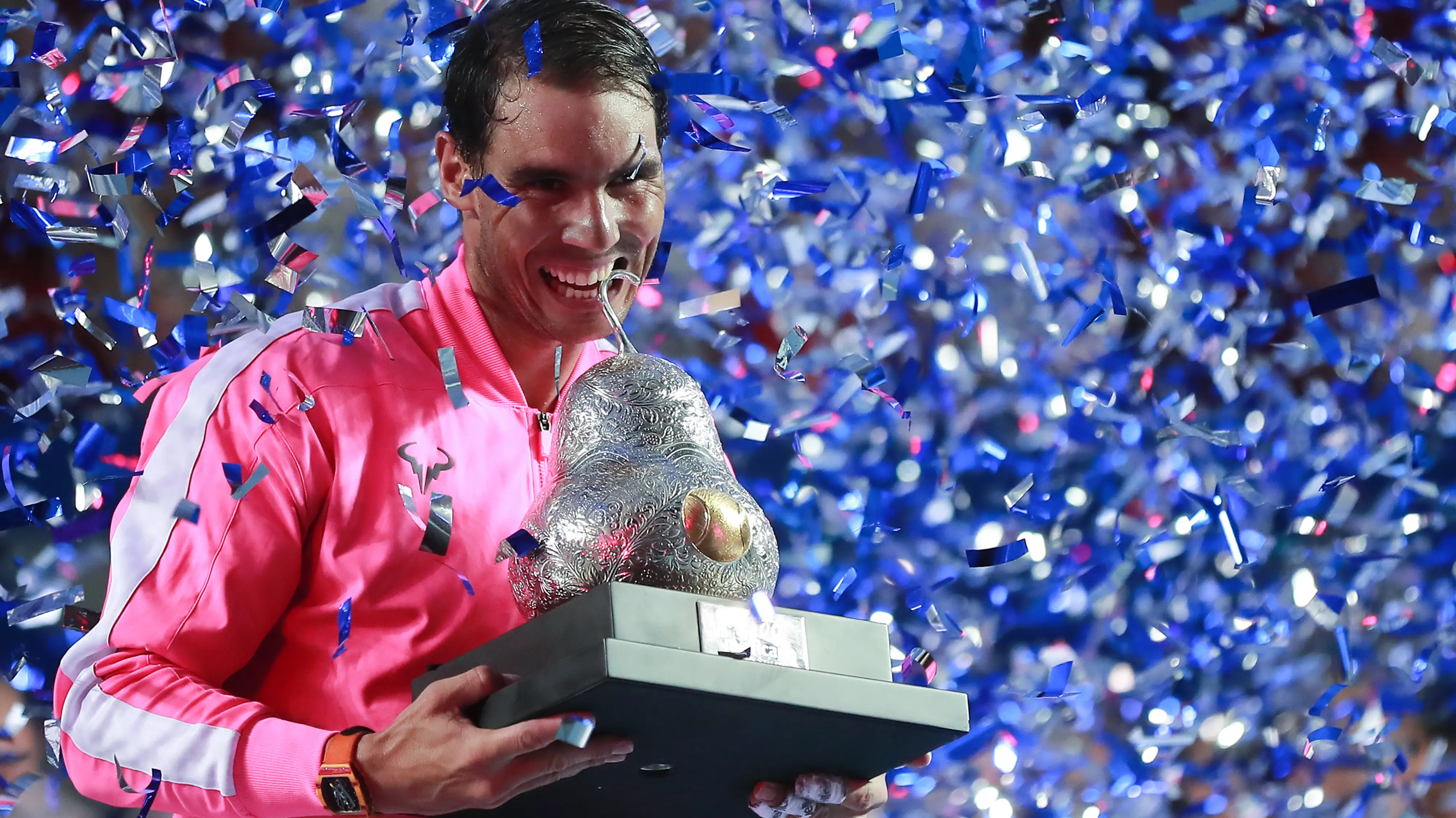 Rafa Nadal muerde el trofeo de Acapulco Rafa Nadal muerde el trofeo de Acapulco