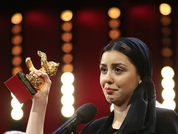 Baran Rasoulof, hija de Muhammed Rasoulof, recoge el premio Baran Rasoulof, hija de Muhammed Rasoulof, recoge el premio