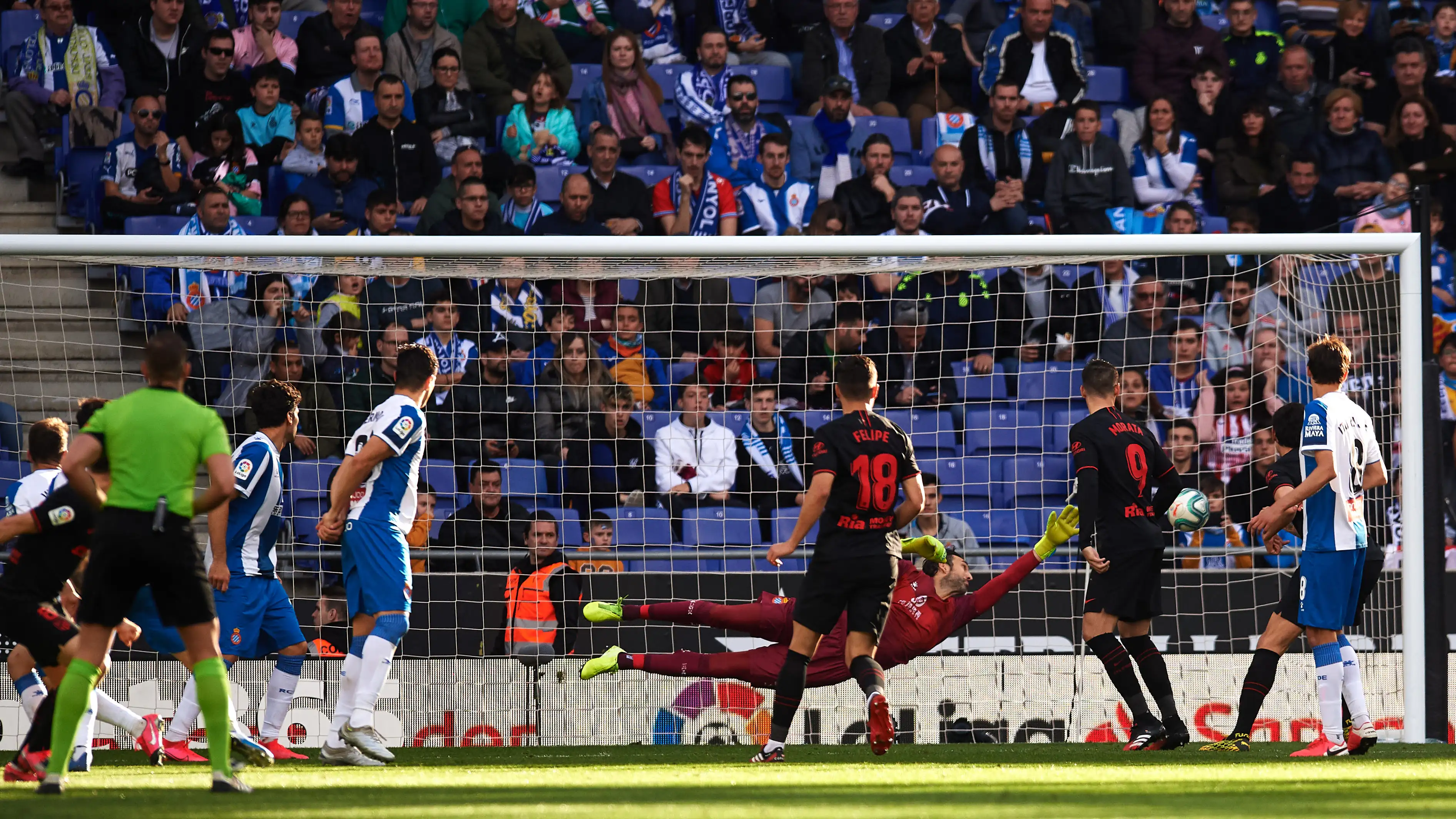 Sa&uacute;l anota ante Diego L&oacute;pez en Cornell&aacute;