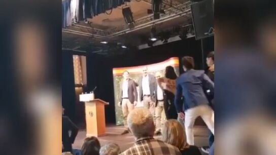 Una activista de Femen irrumpe en un acto de Vox con Ortega Smith