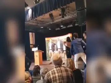 Una activista de Femen irrumpe en un acto de Vox con Ortega Smith Una activista de Femen irrumpe en un acto de Vox con Ortega Smith