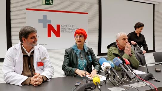 El gerente del Complejo Hospitalario de Navarra (CHN), Alfredo Mart&iacute;nez (i), y la consejera de Salud del Gobierno de Navarra, Santos Indur&aacute;in (2i),